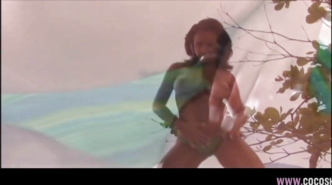 Brunetă cu forme sex pe plajă cu bărbat musculos tatuat