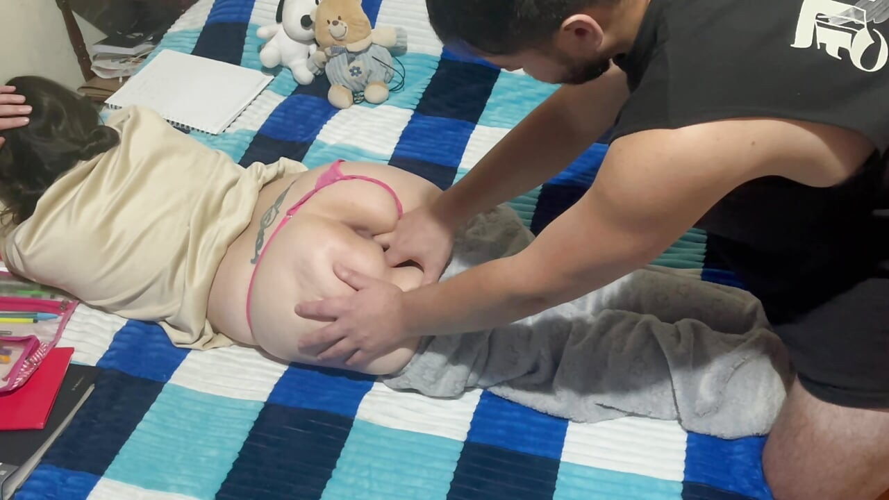 تريد زميلتي في السكن أداء واجباتها المدرسية ، لكنها لا تقول لا لقضيبي أبدا.