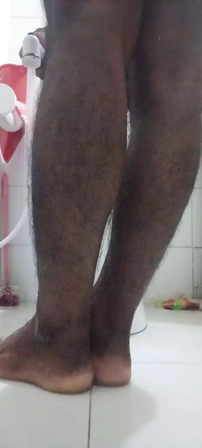Desi larka akele khel raha hai