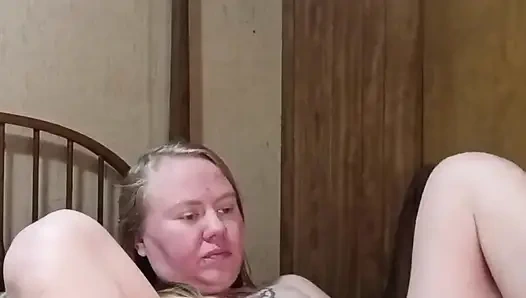 Возбужденная милфа по вызову