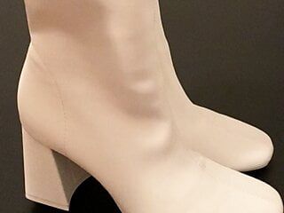 Seksowne białe skórzane buty dziewczyny