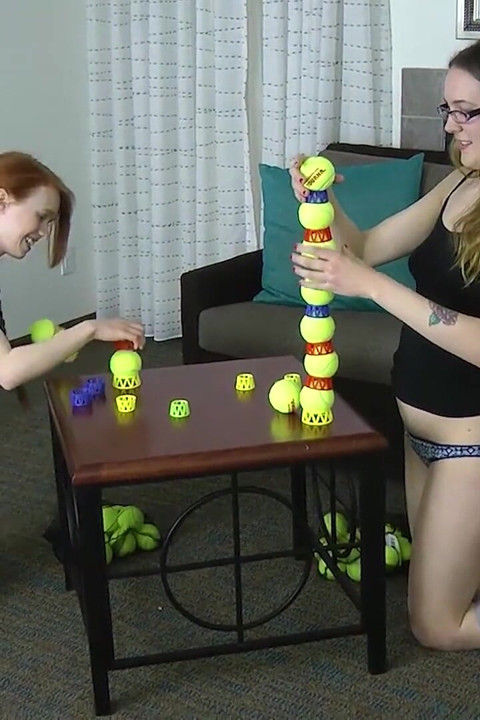 Hai đồng tính nữ trong một thử thách thân mật strip ball stacks