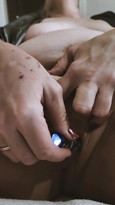 Se denne hotte MILF BBW har intens orgasme når hun går av!