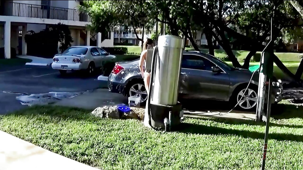 Rabuda de biquíni milf Madisin Lee fodendo depois da lavagem de carro