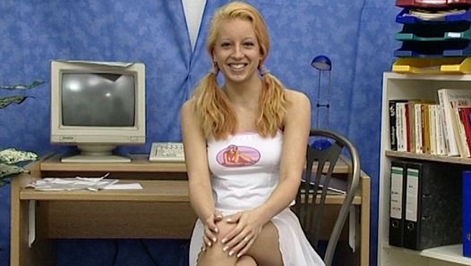 Tout juste 18 ans et déjà nue devant la caméra!