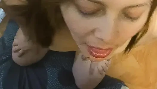 Angy - эксперт по сосу член, чтобы положить все это в ее глотку