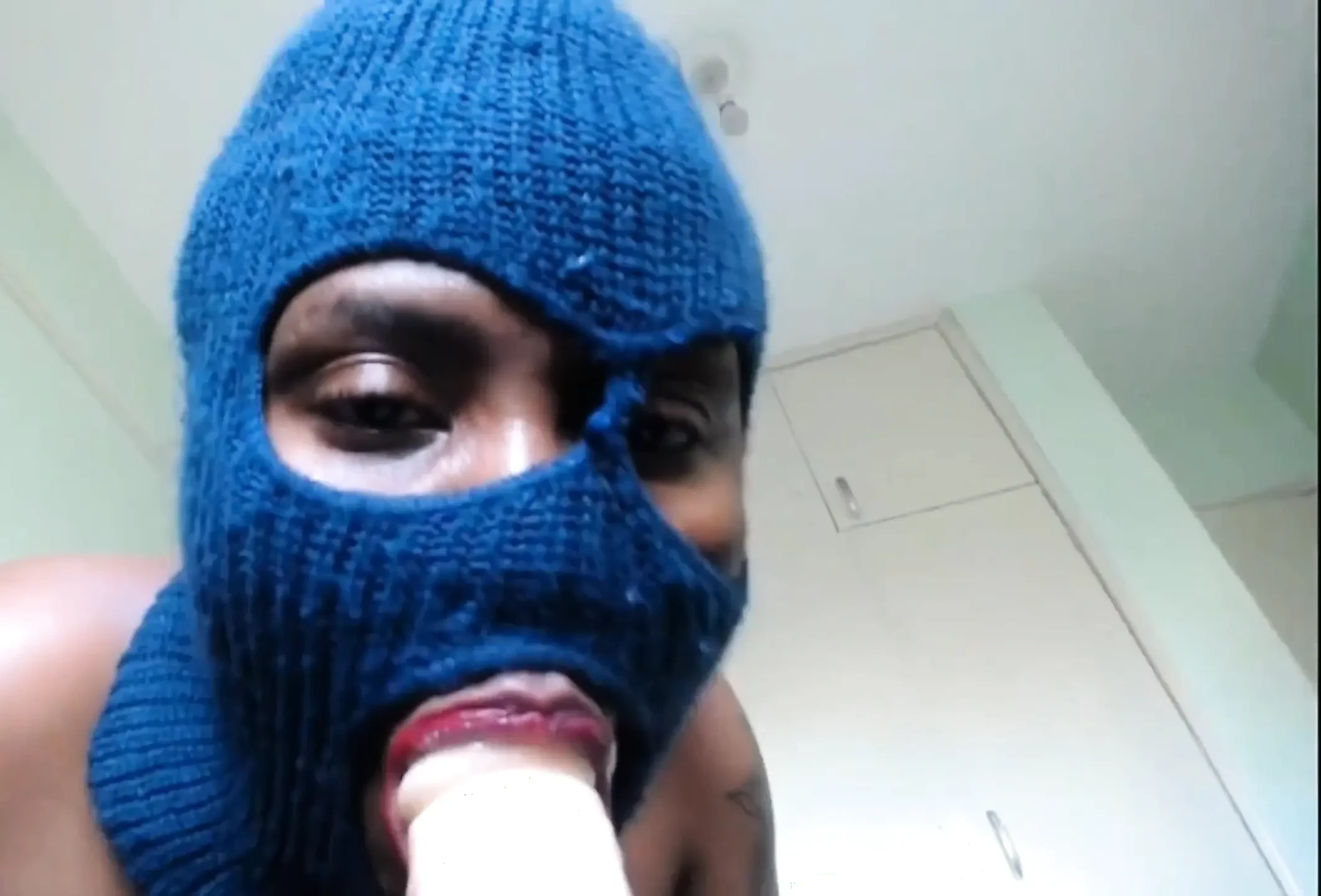 Cewek sange ini lagi asik nyepong dildo ukuran raksasa sampai lubangnya menganga lebar