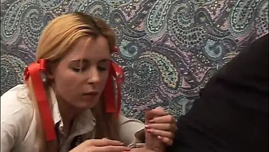 Падчерица Мастурбирует, Наблюдая За Домработницей Отчима