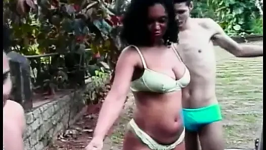 Sandra si cewek imut brasil mengusulkan teman-temannya untuk mencuci mobil mereka dan bersenang-senang di halaman belakang biseksual