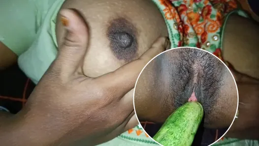 Quente tamil tia se masturba com pepino