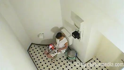 Любительский телефонный секс в туалете у врача