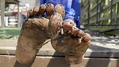 Грязные подошвы - играю с грязью между моими пальцами ног в моем заднем саду