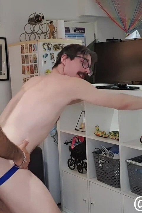 Stiefvader en vriend van stiefzoon