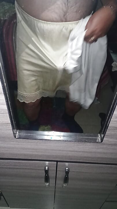 Haciendo travesuras con las enaguas de mi suegra