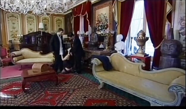 O curvă sexy le apucă pulele pentru o mică acțiune cu muie dublă, apoi este penetrată dublu
