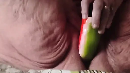 Tekrar tekrar yaramaz bir sırıtarak boşalıyor