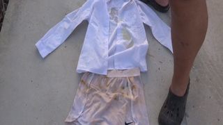 Писсинг на грязную белую юбку и белую школьную блузку