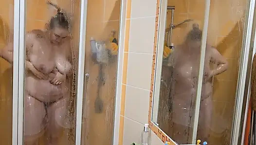 Cewek itu lagi mandi... Or so he thought - suamiku hampir mergokin aku lagi asik masturbasi