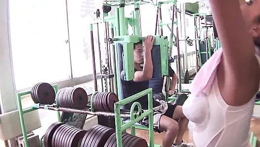 Sevgilisi boşalana kadar amını tekrar tekrar iterken kaltak bacaklarını açıyor