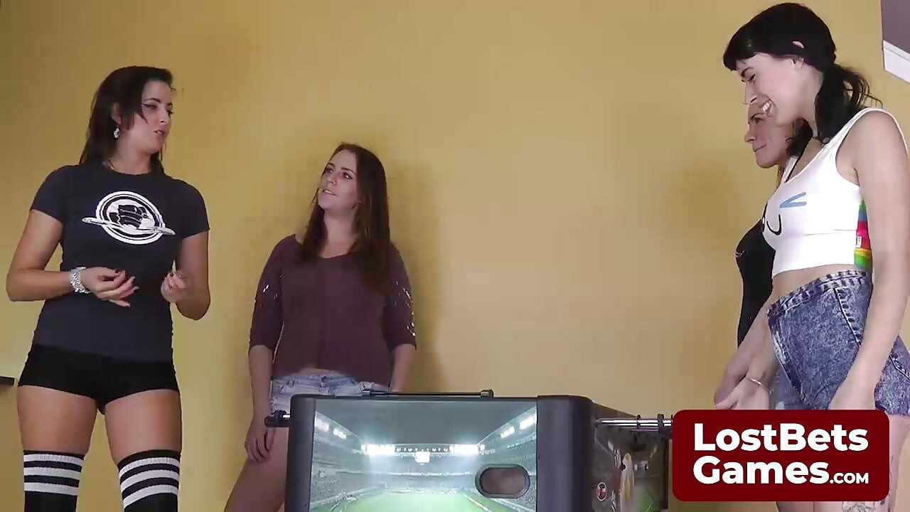 Un electrizante show de strip futbolín contra Starli y Selina