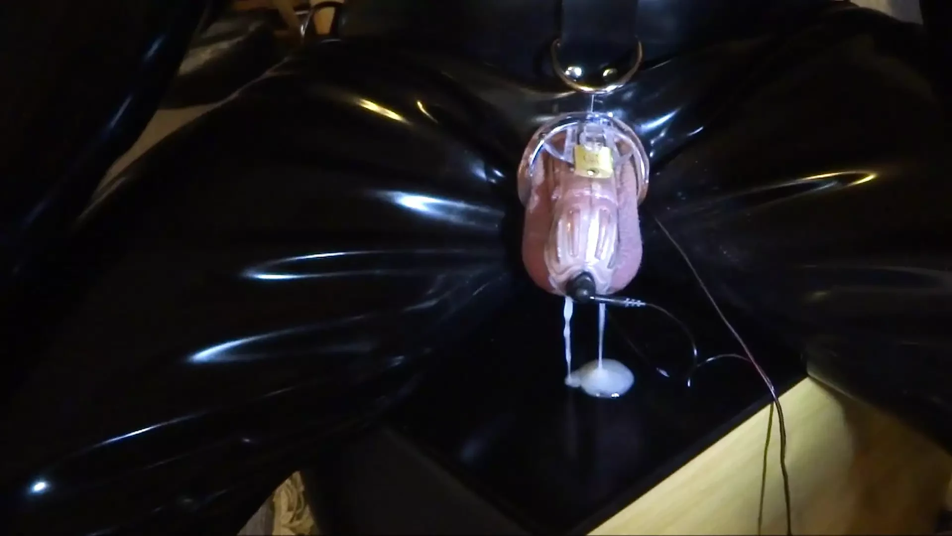 Estim - traite du sperme avec une cage de chasteté