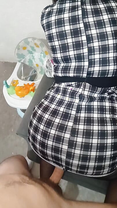 на диване