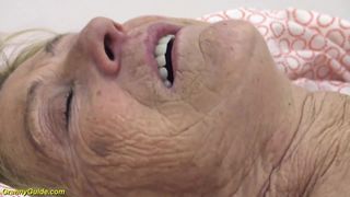 De 90 -jarige oma wordt ruw geneukt