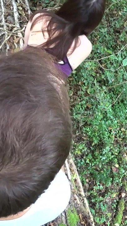 Detik yang tidak dapat dilupakan dari "Full ver A ROMANTIC WALK THROUGH THE FOREST, DI MANA SEORANG LELAKI MENANGKAP KAMI SEMASA KITA BERKONGKEK DI DALAM HUTAN"
