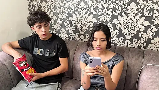 Aku mergokin adik tiriku lagi asik seks lesbian sama pacarku dan bergabung sama mereka untuk seks threesome yang kaya raya.