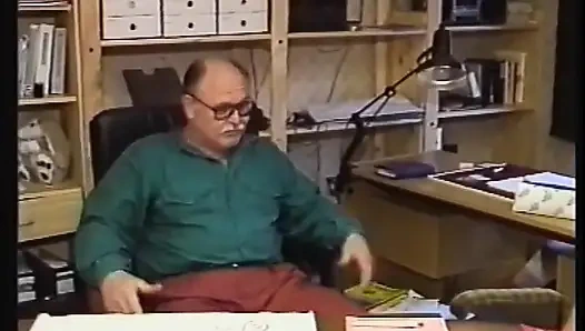 Sexy sekretärin in den arsch gefickt und von zwei großen schwänze in und ins gesicht gespritzt