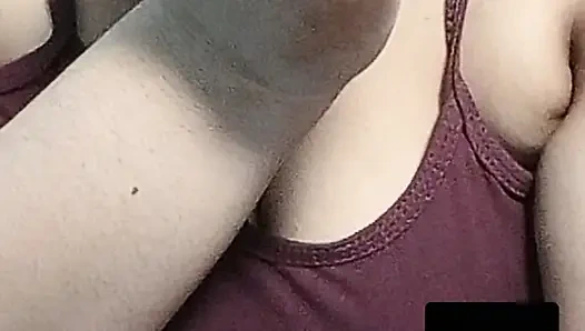 Desi bhabhi zeigt körper beim videoanruf.