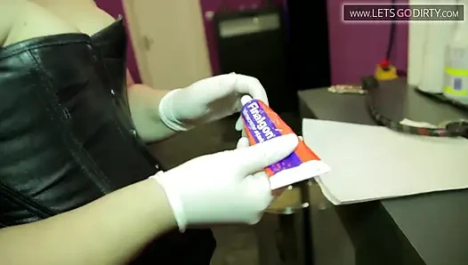 Azgın adam elleri ve bacakları bağlıyken işkence ediliyor