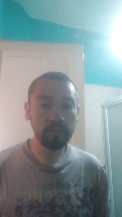 Yakışıklı Adam Yüzünü Yıkıyor