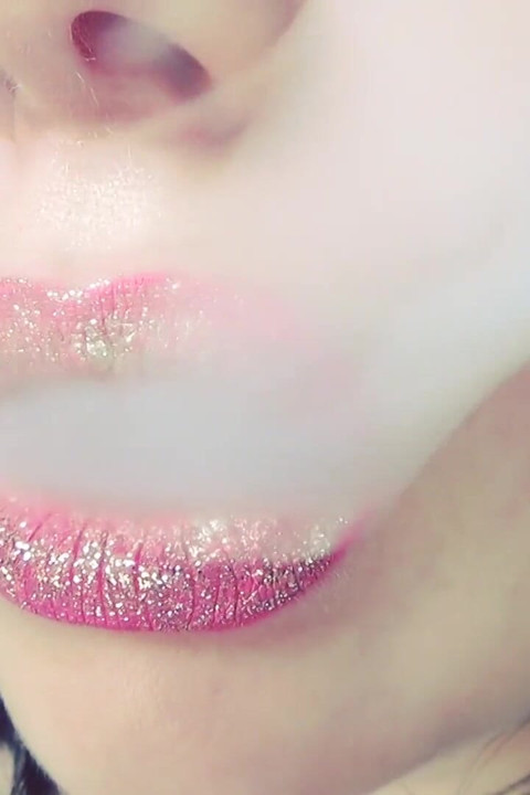 Hookah hút thuốc & tôn sùng son môi
