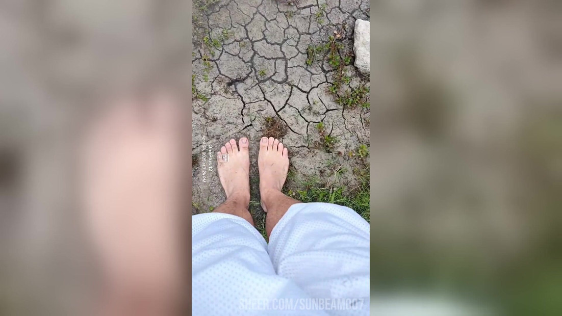 泥の中で遊ぶ裸足