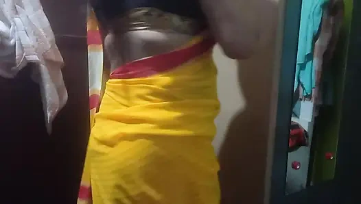 Индийская домохозяйка носит желтую сари.