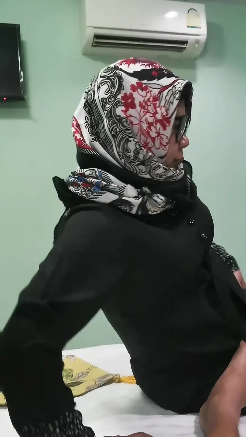 The girl Hiya gives a to a senior to ask for a job position.