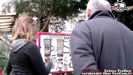 Yaşlı dede, 18 yaşındaki Alman genci sokakta evine çekiyor