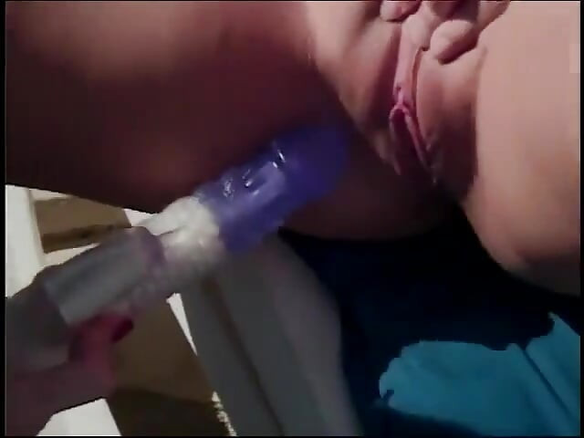 火辣黑发女郎用假阳具操她的金发女友