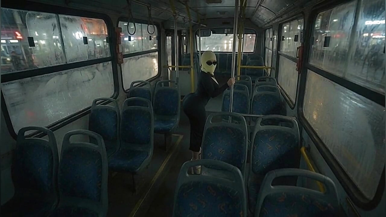 Pequeña chica de gran culo twerking en apretadas polainas negras en el autobús