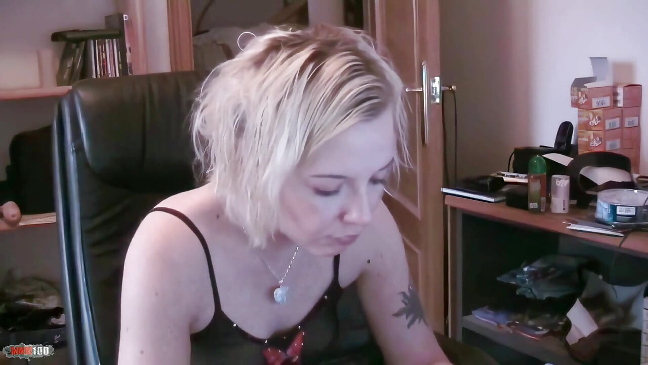 Maeva: hübsche blonde maeva blue tanzt und strippt