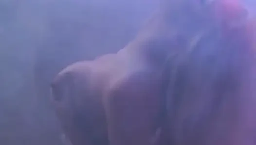 Güzel büyük memeli sarışın büyük yarağı sadece amının içinde seviyor... ağzına boşalma