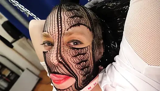 Kika & Ziliam lesben-BDSM: Ziliam fickt Kika wie eine kleine devote piggy doll.