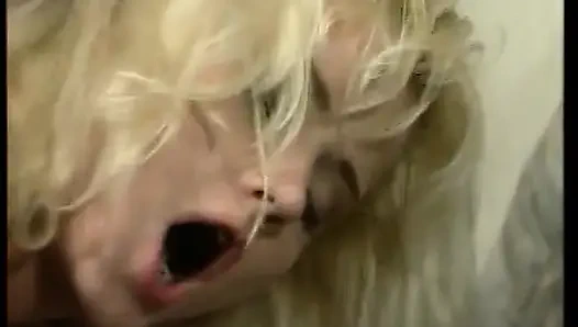 Die zierliche blondine und ihre kurvige freundin wurden zu dritt anal zertrümmert