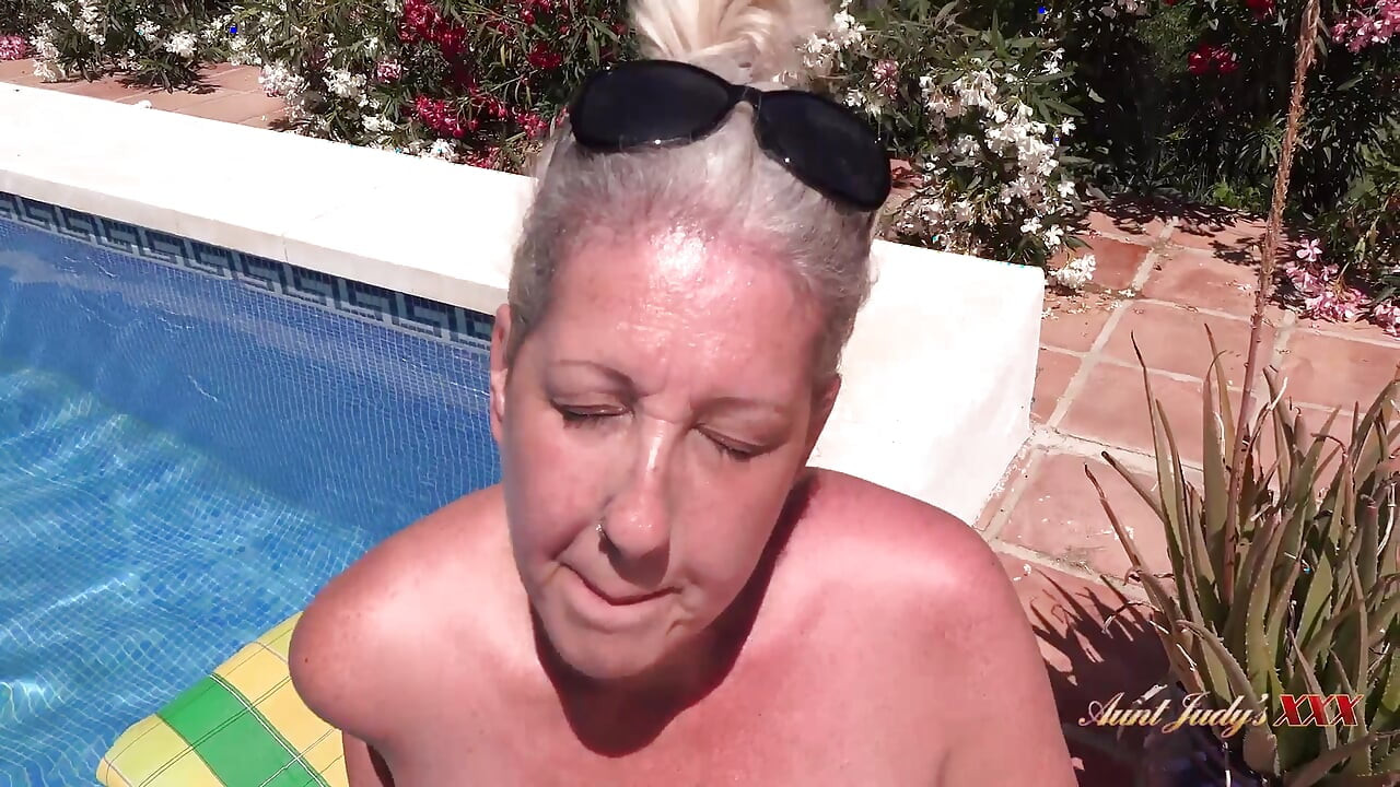 Meeting Hot Mature MILF Maggie Moon at the Hotel Pool