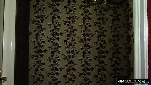 Sinnliche Dusche mit Stiefel und Blowjob