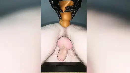 Evli kadın boşalana kadar kocasını büyük dildoyla sikiyor. Femdom. Ev yapımı.