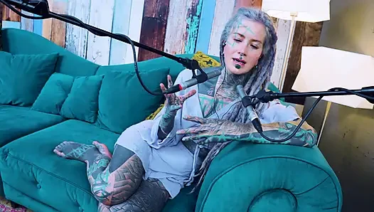 U hakkında konuşuyorum - rahatsız - asmr podcast sfw konuşuyor gotik sıska kız dreadlocks dövmeli model dövmeli kız