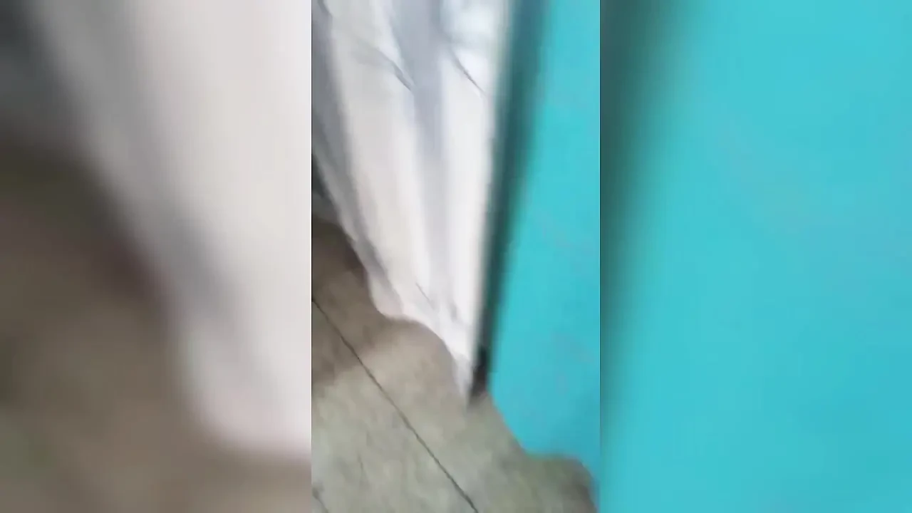 我发现我继妹的苗条女孩在洗澡