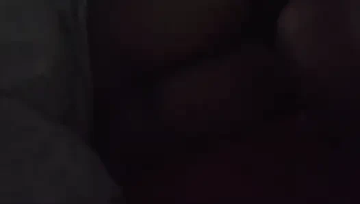 Morbider alter mann betritt das zimmer seiner ehefrau und nimmt sie auf